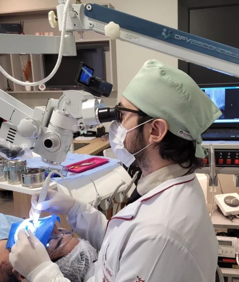 Dr Alexandre fazendo tratamento de canal com Microscópio