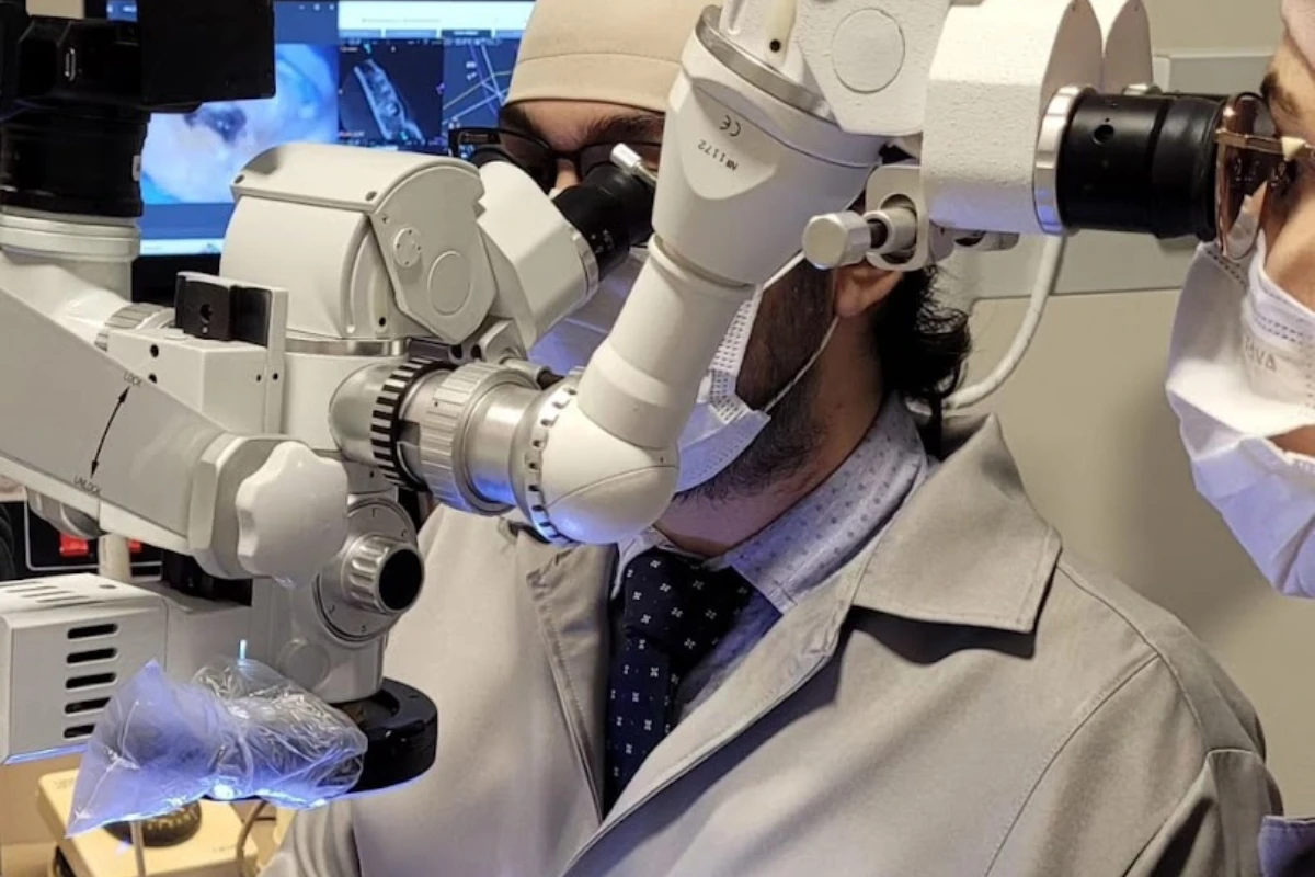 Dr. Alexandre em procedimento odontológico utilizando microscópio